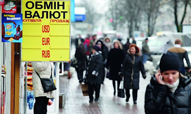 Население продолжает нести деньги в банки. В сентябре выросла доля сбережений в иностранной валюте