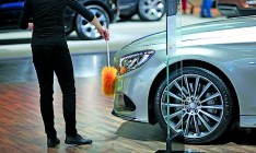 На фоне рекордного спада автопродаж Mercedes выбился в десятку лидеров