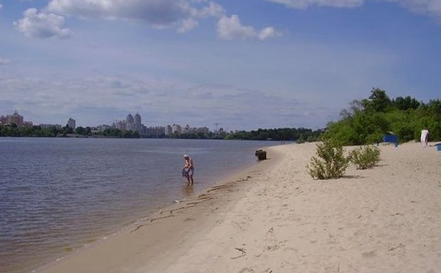 На всех киевских пляжах запретили купаться