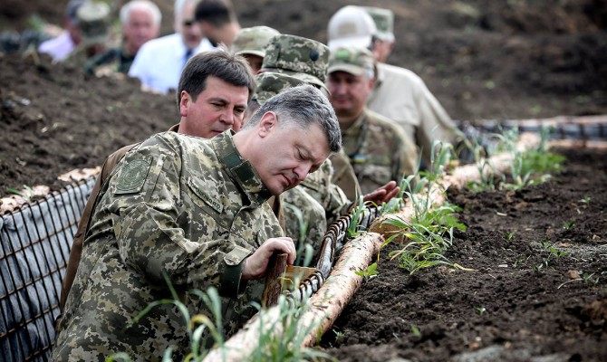 Порошенко обещает оперативно предоставлять гражданство иностранным бойцам АТО