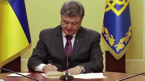 Порошенко подписал закон о выборах в Мариуполе и Красноармейске