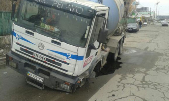 В Киеве бетономешалка провалилась под асфальт