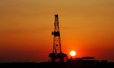 Нефть Brent торгуется ниже 44 долларов за баррель