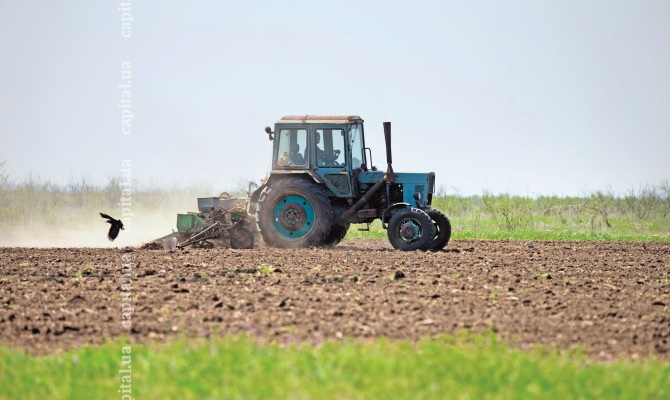 Парубий подписал продление моратория на продажу с/х земли