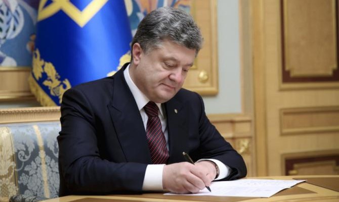 Порошенко назначил стипендии 13 медикам