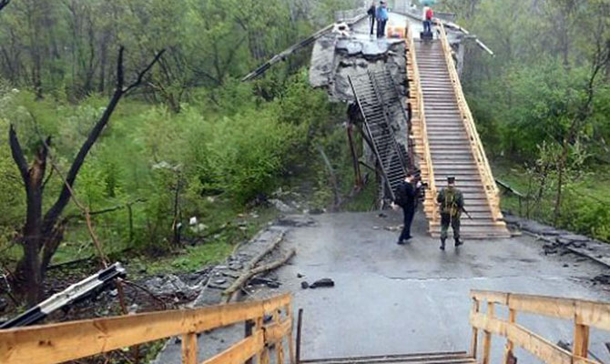 Боевики снова сорвали ремонт моста в Станице Луганской